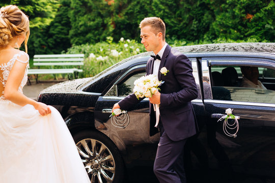 This image show about how to choose perfect wedding car