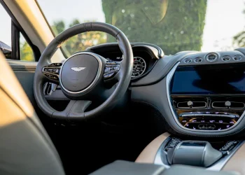 Aston Martin DBX (3)