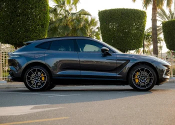 Aston Martin DBX (4)