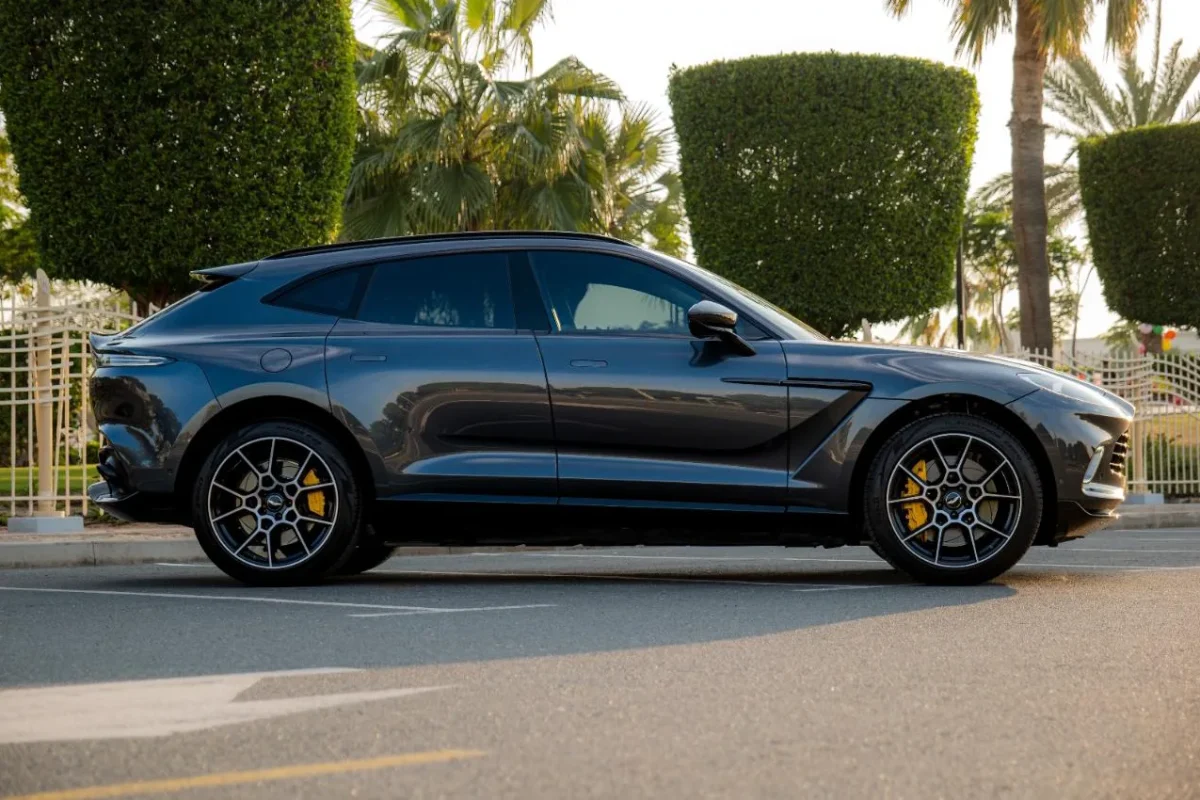 Aston Martin DBX (4)